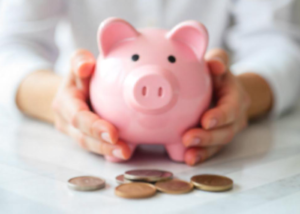 25 formas creativas de ahorrar dinero cada mes, hucha de ahorro, una persona con una hucha en la mano, cómo ahorrar dinero, formas creativas de ahorrar dinero, formas sencillas de ahorrar dinero